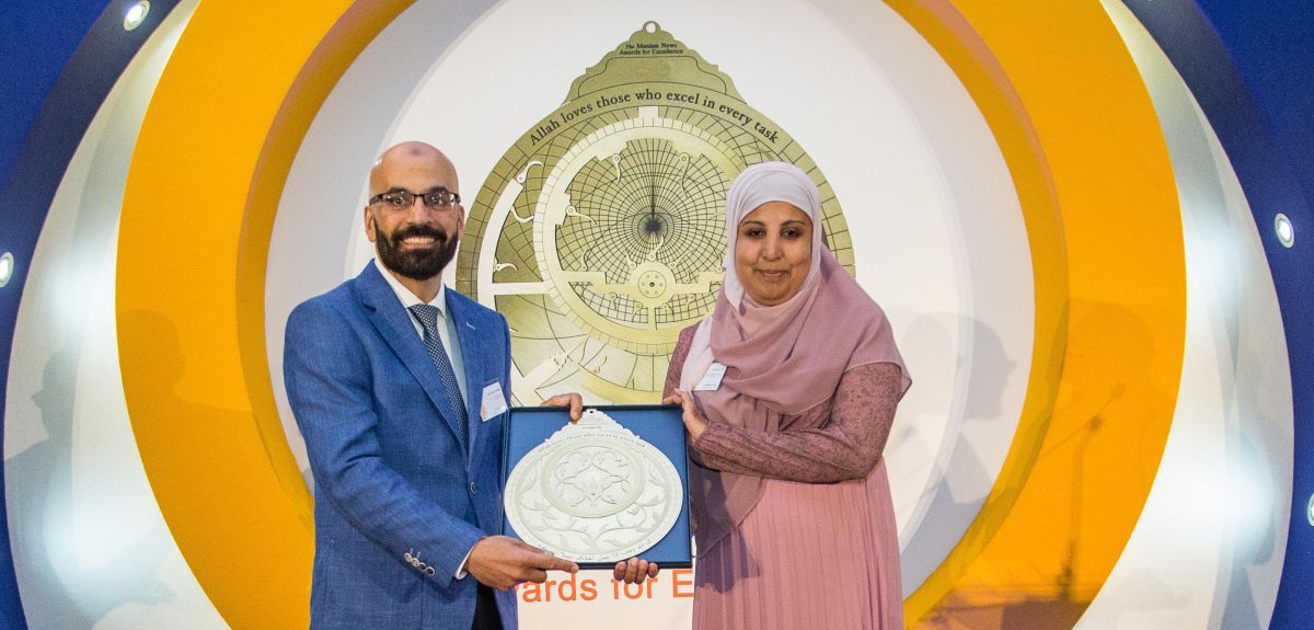 Action for Humanity's Othman Moqbel presenting the Exceptional Covid Response Award to Sagida Bibi - photo courtesy of Abdul Datoo/The Muslim News Action for Humanity's Othman Moqbel presenting the Exceptional Covid Response Award to Sagida Bibi - photo courtesy of Abdul Datoo/The Muslim News